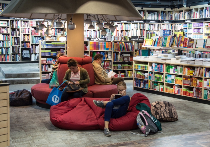 vitrine-LA BASTIDE-min_books_bookstore_book_reader_readers_reading_shop_sale_books-849006