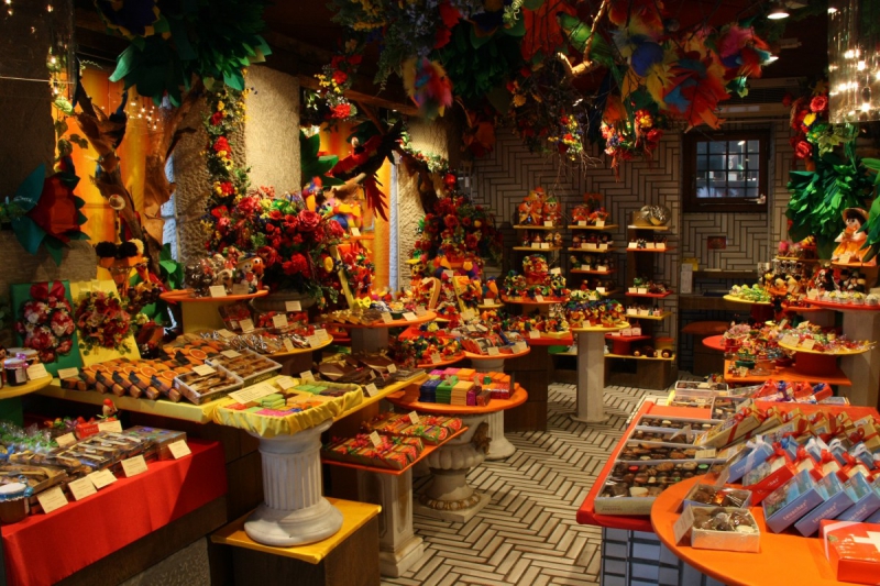 vitrine-LA BASTIDE-min_candy_store_chocolate_shop_chocolate_switzerland-393515