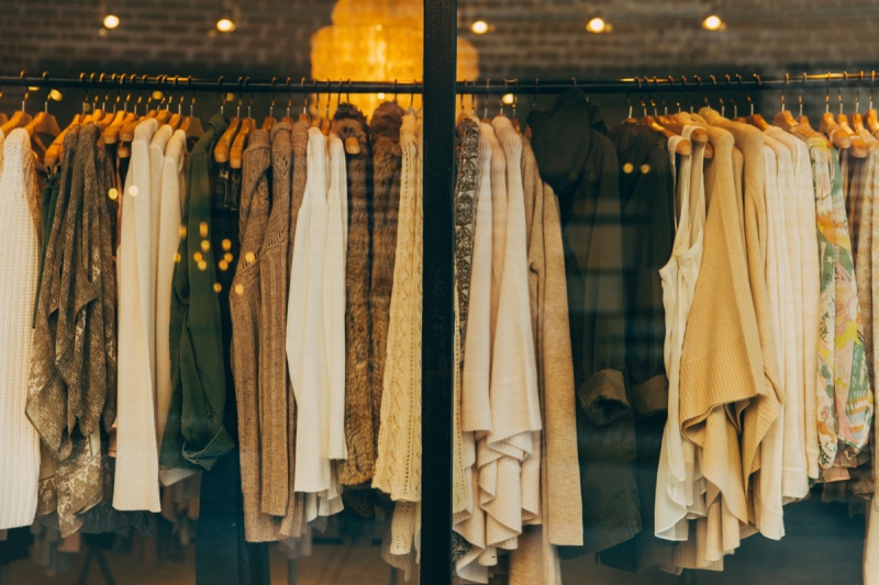 vitrine-LA BASTIDE-min_clothe_fashion_store_shop_window_store_front-21277