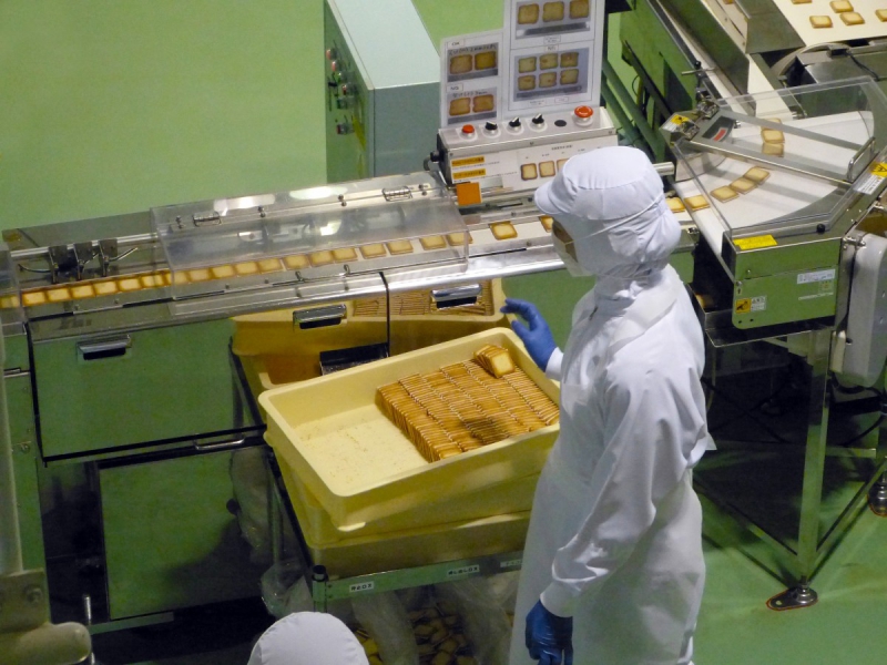 vitrine-LA BASTIDE-min_japan_sapporo_chocolate_factory_label_packaging_cookie_machine_operator-961505