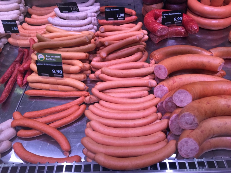 vitrine-LA BASTIDE-min_sausages_meat_butchery-1069321